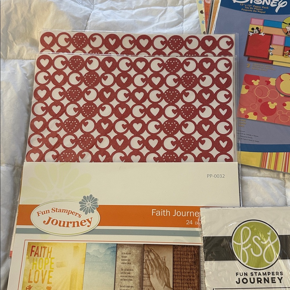 10 LBS shipped Scrapbook paper assorted packs, including Disney and glitter - Picture 4 of 10